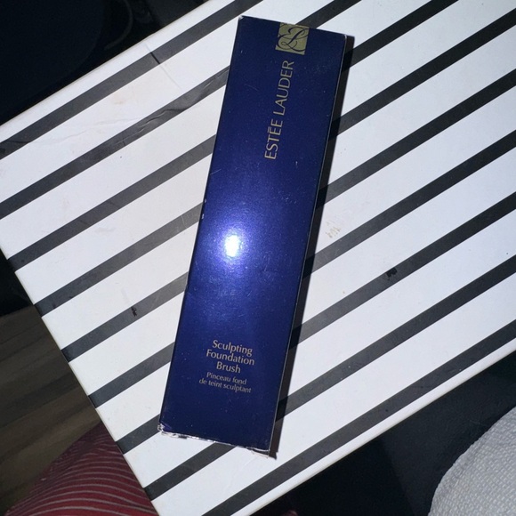 Estee Lauder sculpting brush - Picture 1 of 2